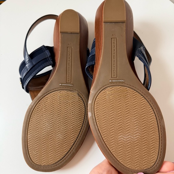 Tommy Hilfiger Navy and Brown Sandals with gold detailings, adjustable strap - Picture 8 of 9